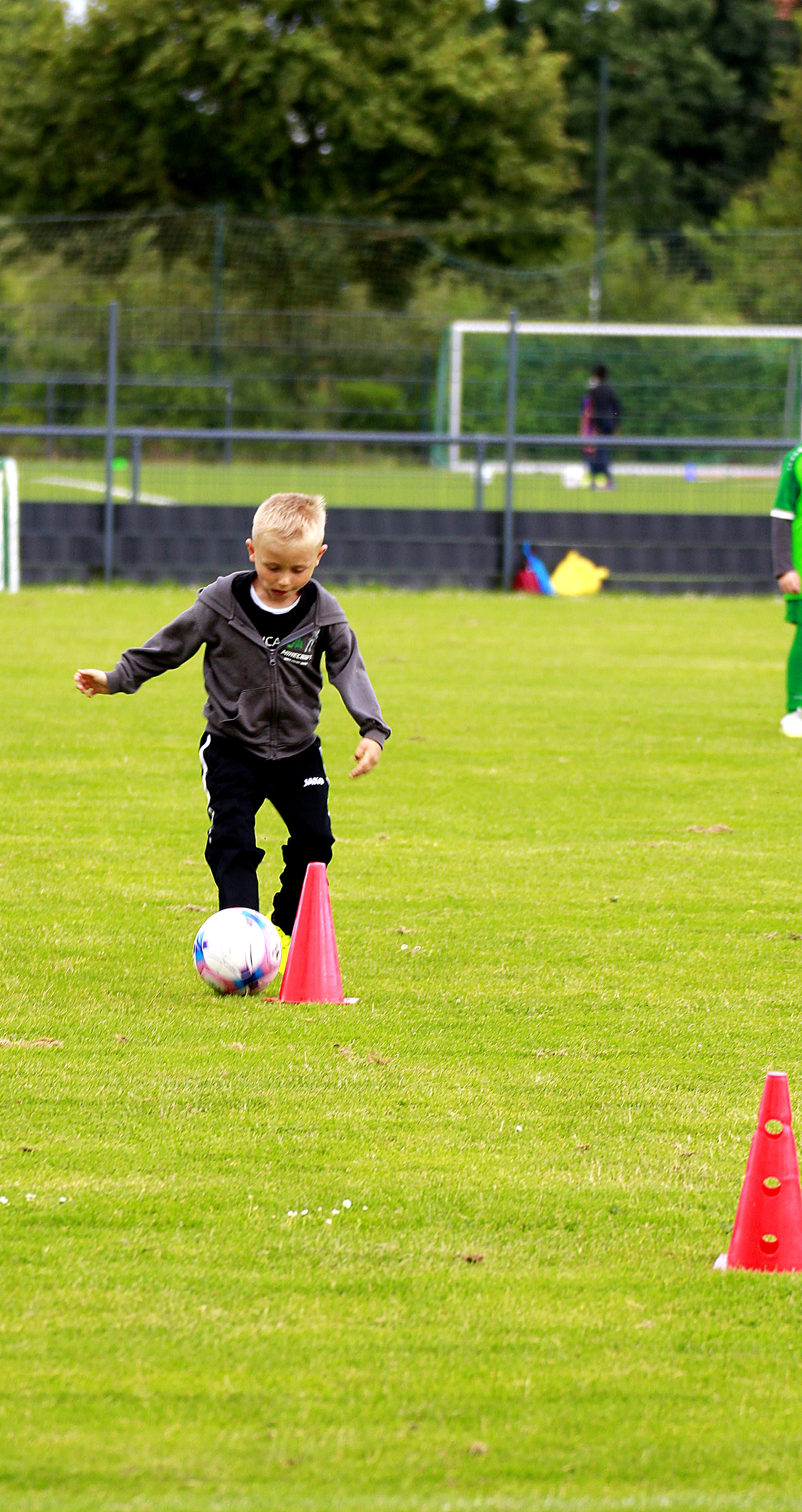 Kinder im Spiel auf dem Rasen