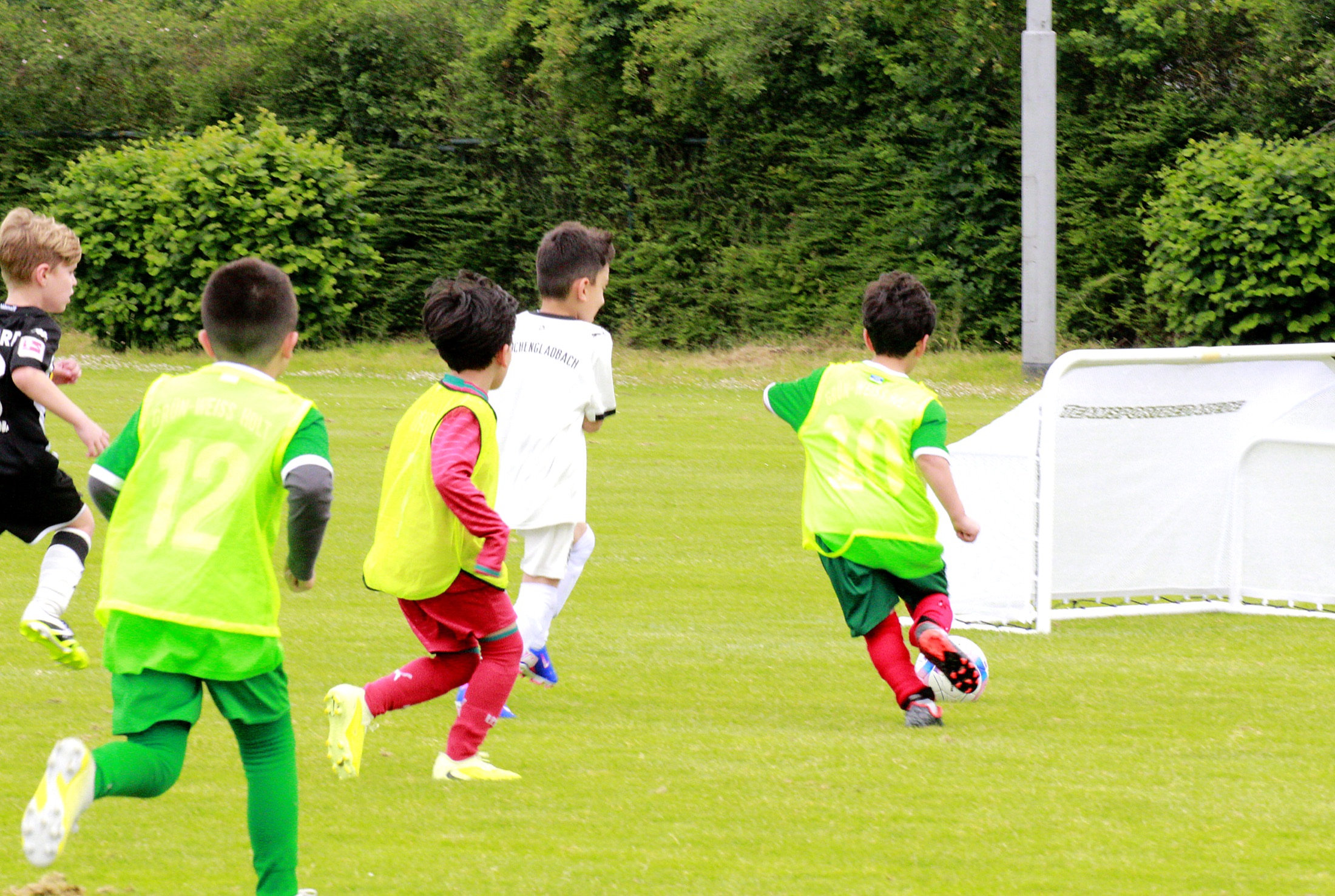 Kind im Torwarttrikot mit Ball